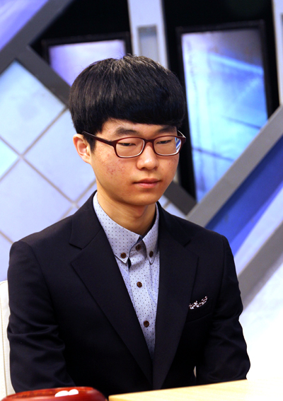 kbs围棋王战决赛首局 李东勋击败朴廷桓先拔头筹