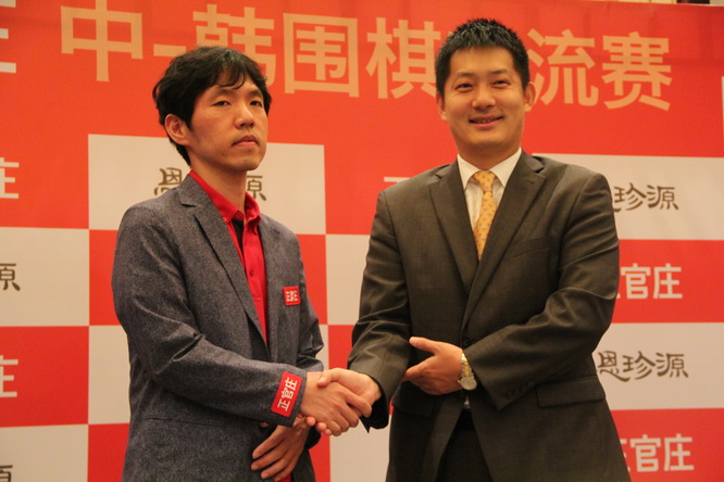 正官庄中韩交流赛上海开幕 李昌镐常昊互赞酒量好